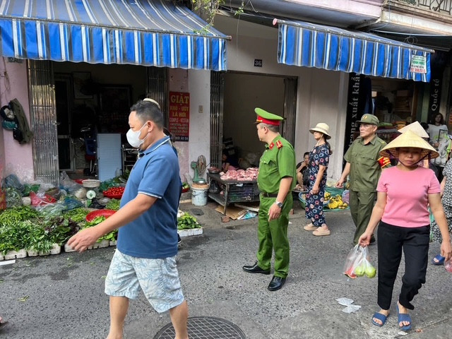 Theo Trung tá Vũ Thái Sơn - Trưởng Công an phường Bạch Mai, cùng với việc tham gia các tổ dọn dẹp, chỉnh trang đô thị, Ban Chỉ huy CAP còn phân công CBCS nhắc nhở, xử lý chợ tạm