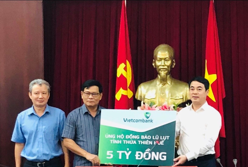 Thay mặt Vietcombank, ông Nghiêm Xuân Thành đã trao tặng nhân dân Thừa Thiên Huế số tiền 5 tỷ đồng