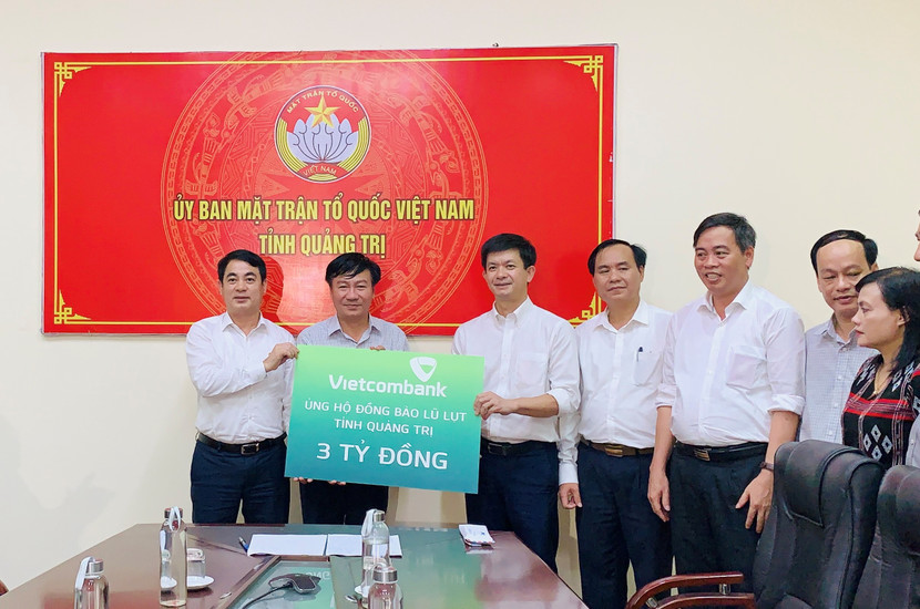 Vietcombank trao tặng nhân dân các tỉnh Quảng Bình, Quảng Trị mỗi tỉnh 3 tỷ đồng