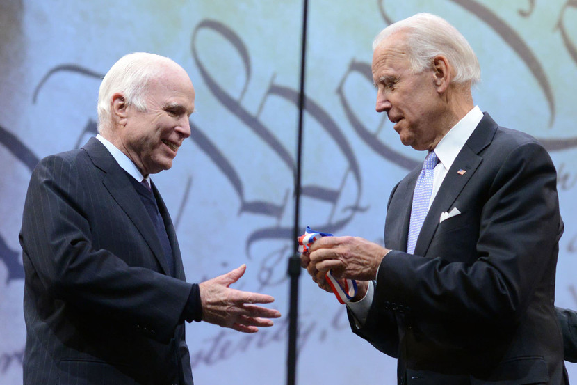 Tổng thống Joe Biden và cố Thượng nghị sĩ John McCain là những người bạn thân thiết lâu năm