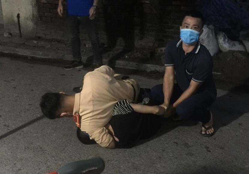 Lực lượng chức năng khống chế đối tượng Tùng