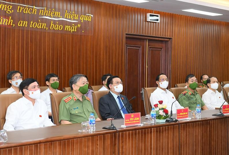 Chủ tịch Quốc hội Vương Đình Huệ; Bộ trưởng Tô Lâm cùng các đại biểu thăm quan khu vực Bản đồ số quốc gia về dân cư