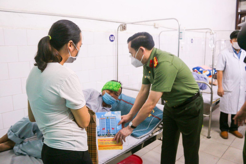 Đại tá Phạm Văn Long đến thăm, động viên và chúc đồng chí Nguyễn Hùng Minh sớm bình phục