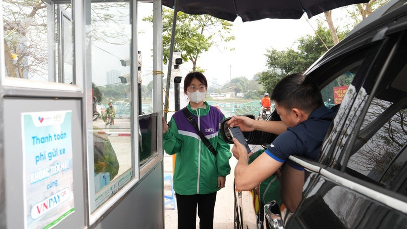 Việc thí điểm thu phí trông giữ phương tiện không dùng tiền mặt tại một số vị trí ở quận Tây Hồ đã nhận được sự hưởng ứng tích cực của người dân