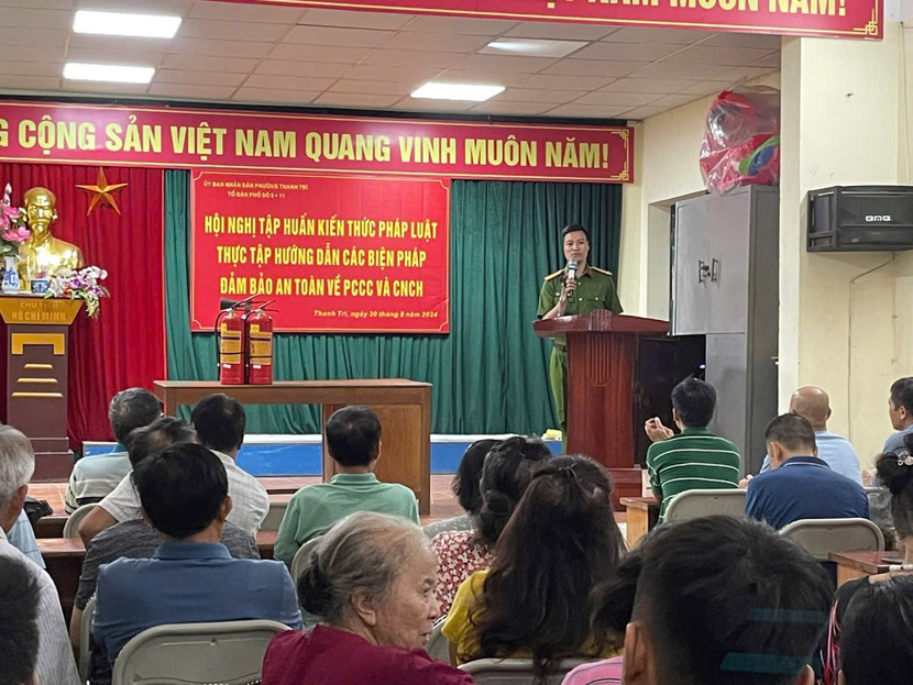 Trung tá Nguyên Quân, Phó trưởng CAP Thanh Trì trực tiếp tuyên truyền tại hội nghị Trung tá Nguyên Quân, Phó trưởng CAP Thanh Trì trực tiếp tuyên truyền tại hội nghị