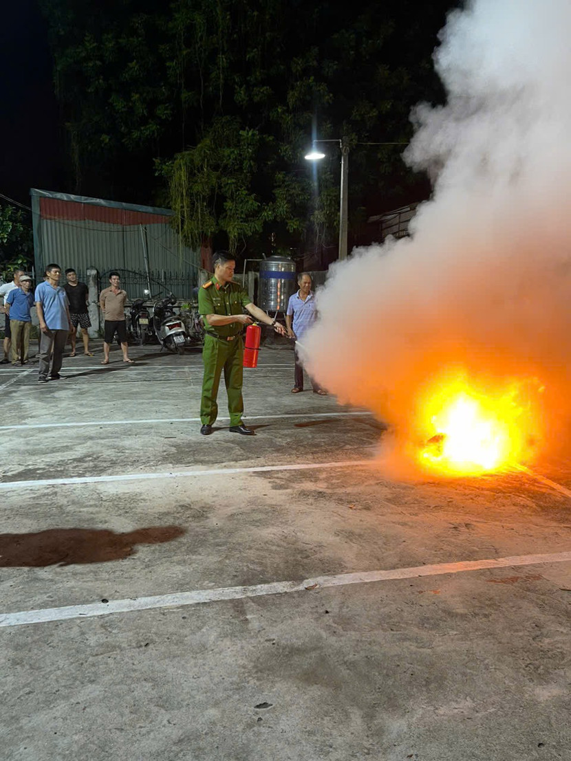 Thực hành kỹ năng dập lửa Thực hành kỹ năng dập lửa
