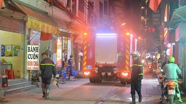 Lực lượng Cảnh sát PCCC và CNCH - CATP Hà Nội khẩn trương di chuyển vào địa điểm xảy cháy để chữa cháy, cứu hộ, cứu nạn