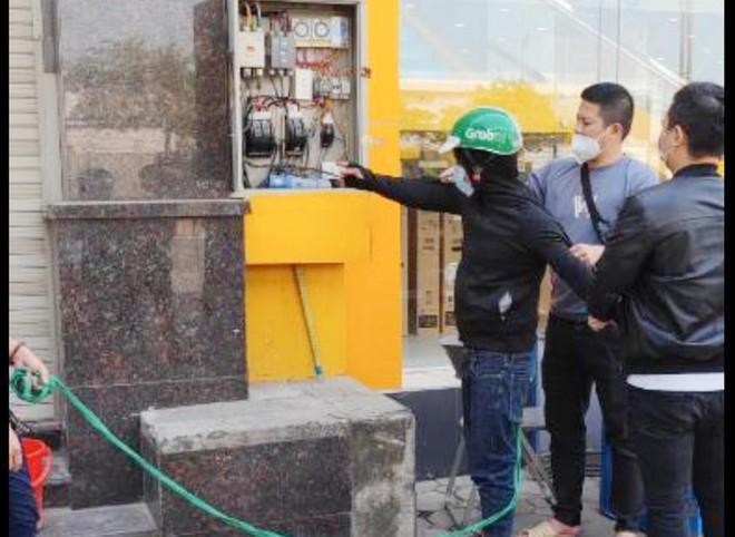 Cảnh sát hình sự dẫn giải đối tượng đi thực nghiệm lại hiện trường vụ cướp xảy ra tại quận Bắc Từ Liêm, Hà Nội Cảnh sát hình sự dẫn giải đối tượng đi thực nghiệm lại hiện trường vụ cướp xảy ra tại quận Bắc Từ Liêm, Hà Nội