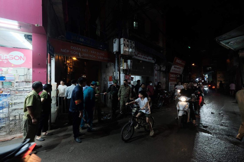 Lực lượng chức năng và người dân xung quanh tích cực hỗ trợ chữa cháy