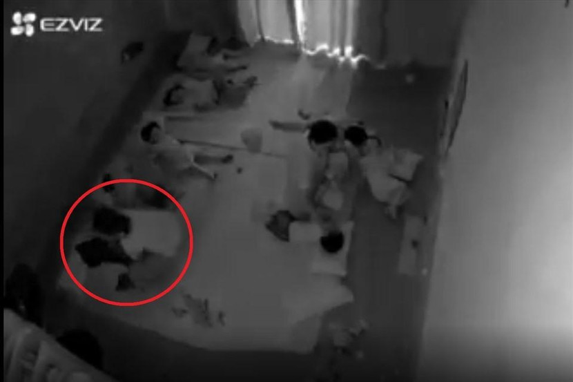 Hình ảnh cô giáo trường mầm non tư thục trùm túi nilon lên đầu trẻ gây bức xúc