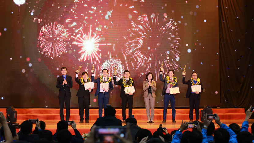 Bà Bùi Huyền Mai - Trưởng Ban Tuyên giáo Thành ủy Hà Nội - trao phần thưởng Quả Cầu Vàng cho các tài năng trẻ Việt Nam