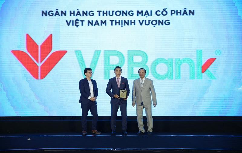 Ông Phạm Phú Khôi - Phó Tổng Giám đốc VPBank đại diện Ngân hàng nhận danh hiệu