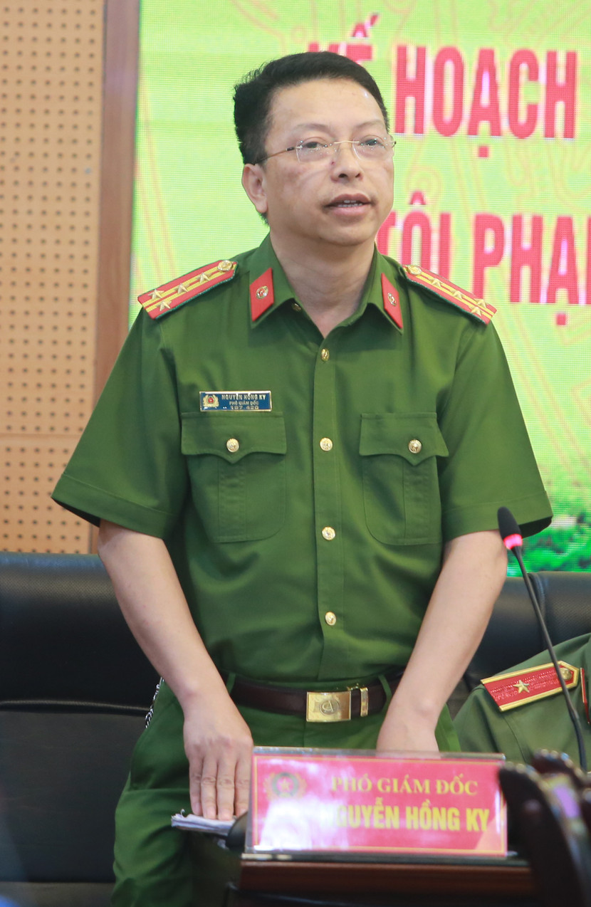 Đại tá Nguyễn Hồng Ky, Phó Giám đốc CATP phát biểu một số vấn đề về công tác quản lý hành chính về TTXH của CATP, nhất là công tác thu thập dữ liệu dân cư