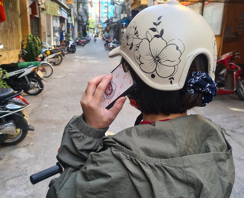 Người dân không nên chủ quan khi sử dụng điện thoại di động trên đường phố