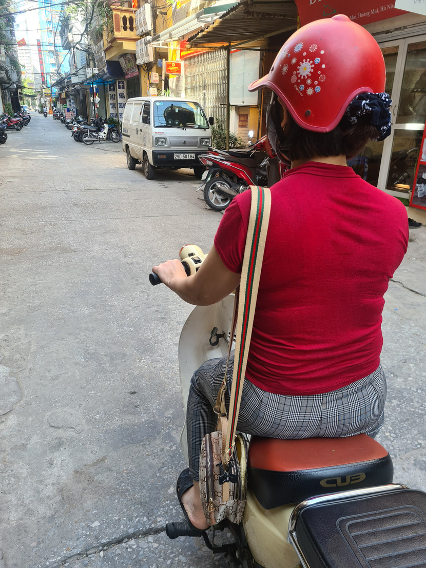 Không được chủ quan khi mang túi xách trên người hớ hêng, làm 'mồi' cho tội phạm cướp giật tài sản