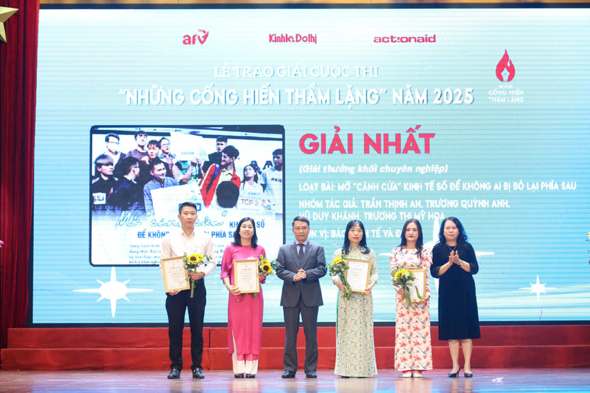 Giải Nhất Cuộc thi năm 2025 đối với khối tác giả chuyên nghiệp thuộc về tác phẩm "Mở “cánh cửa” kinh tế số để không ai bị bỏ lại phía sau" của nhóm tác giả Báo Kinh tế & Đô thị Giải Nhất Cuộc thi năm 2025 đối với khối tác giả chuyên nghiệp thuộc về tác phẩm "Mở “cánh cửa” kinh tế số để không ai bị bỏ lại phía sau" của nhóm tác giả Báo Kinh tế & Đô thị