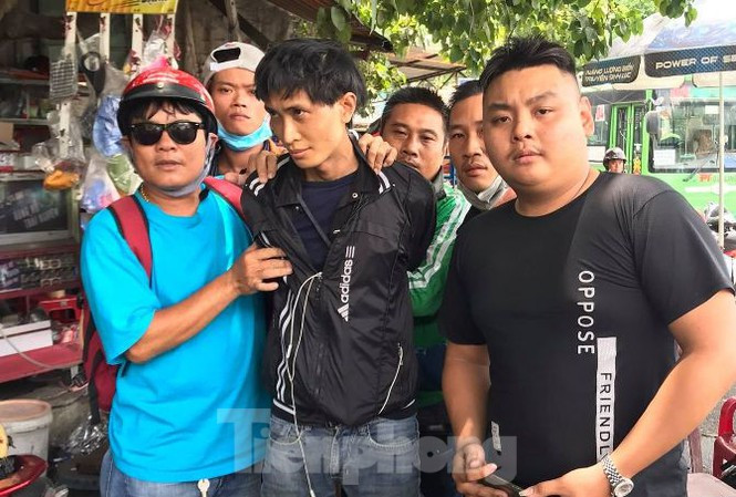 Thắng bị bắt quả tang khi đang nhận tiền từ “người yêu” quen qua mạng