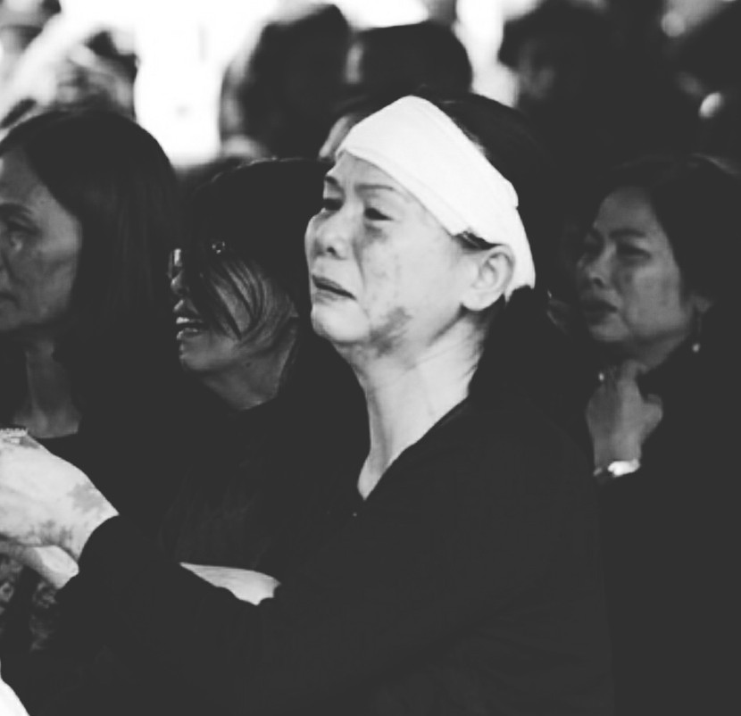 Mẹ Bích đã không còn nước mắt trong giờ phút tiễn đưa người con hiếu thảo của mình về nơi rất xa Mẹ Bích đã không còn nước mắt trong giờ phút tiễn đưa người con hiếu thảo của mình về nơi rất xa