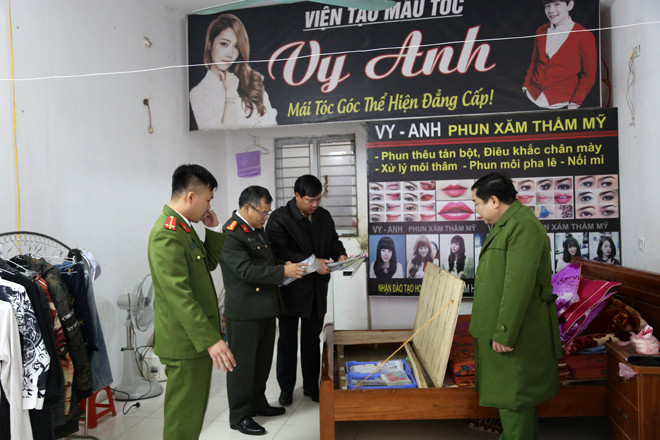 Cơ quan tố tụng khám xét địa điểm trong đường dây cho vay lãi nặng Cơ quan tố tụng khám xét địa điểm trong đường dây cho vay lãi nặng