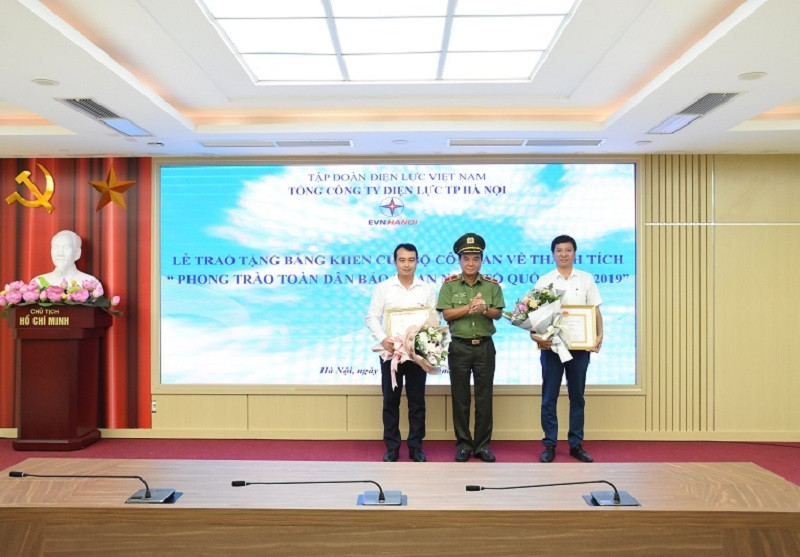 Thiếu tướng Nguyễn Anh Tuấn trao Bằng khen của Bộ Trưởng Bộ Công an cho tập thể EVNHANOI