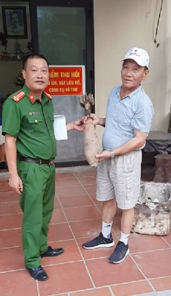 Công an phường Long Biên tiếp nhận quả đạn pháo cối