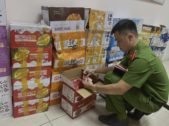 Công an quận Long Biên kiểm đếm số bánh ngọt thu giữ Công an quận Long Biên kiểm đếm số bánh ngọt thu giữ