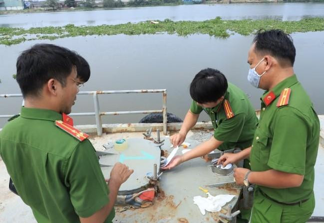 Cơ quan công an kiểm tra một bồn xăng dầu giả trong vụ án