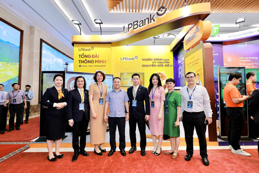 Lãnh đạo Ngân hàng Nhà nước chụp ảnh lưu niệm cùng đoàn LPBank tại sự kiện