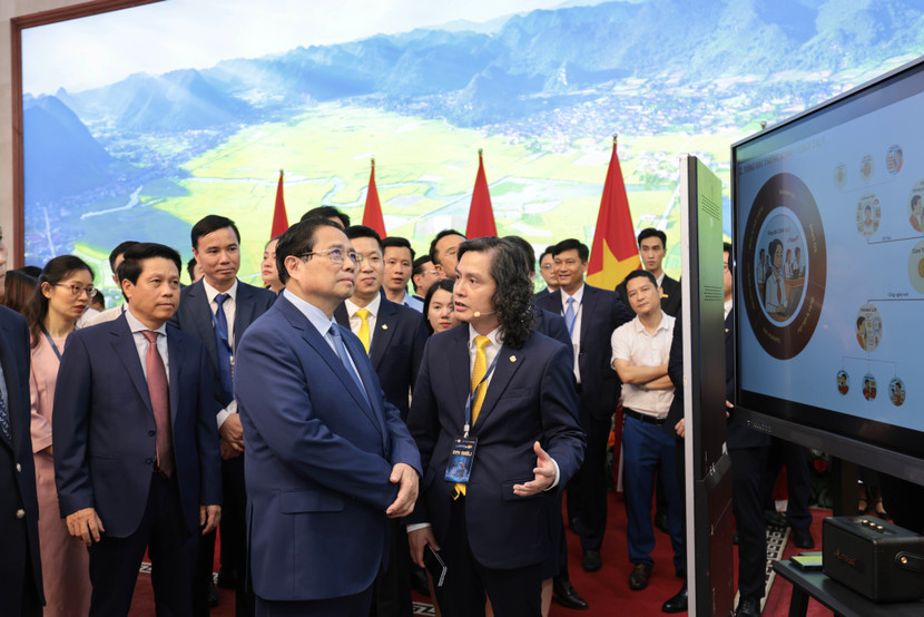 Thủ tướng Chính phủ Phạm Minh Chính cùng các lãnh đạo bộ, ngành tham quan gian hàng của LPBank tại sự kiện Chuyển đổi số Ngành Ngân hàng năm 2025