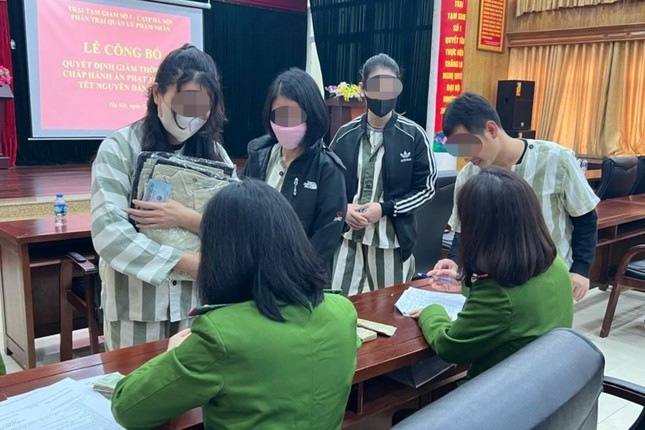 Các phạm nhân làm thủ tục sau khi được giảm án, tha tù trước thời hạn. Các phạm nhân làm thủ tục sau khi được giảm án, tha tù trước thời hạn.