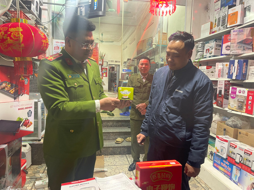 Hướng dẫn người dân tuân thủ nghiêm quy định sử dụng pháo hoa do Bộ Quốc phòng sản xuất Hướng dẫn người dân tuân thủ nghiêm quy định sử dụng pháo hoa do Bộ Quốc phòng sản xuất