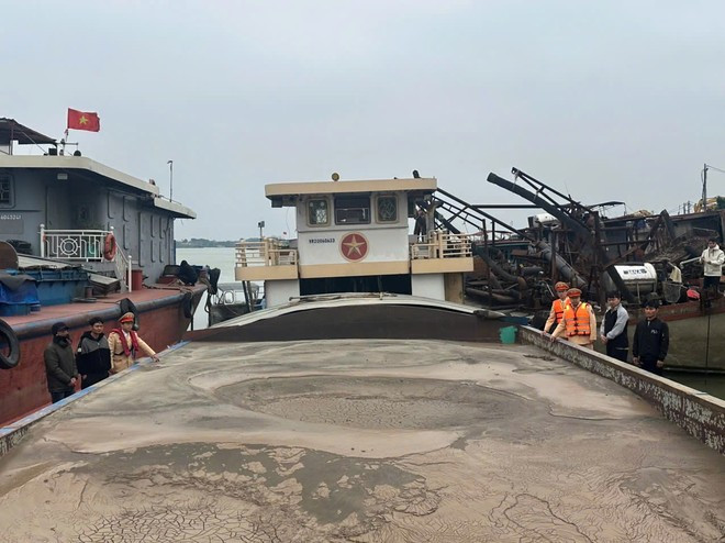 Lực lượng CATP Hà Nội quyết liệt đánh chặn "cát tặc"