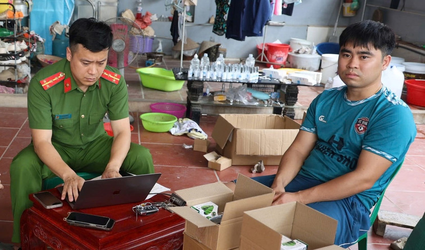 CQĐT ghi lời khai của đối tượng Khánh tại thời điểm kiểm tra cơ sở sản xuất