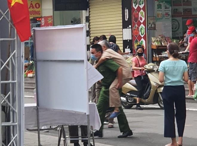 CAQ Hoàng Mai cõng người già yếu đến điểm bầu cử