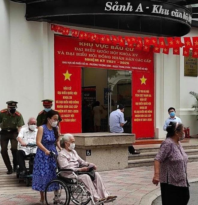 CAP Thượng Đình, quận Thanh Xuân hỗ trợ người già, người tàn tật đi bầu cử