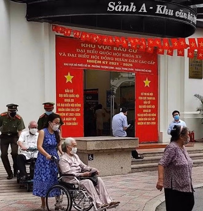 CAP Thượng Đình, quận Thanh Xuân hỗ trợ người già, người tàn tật đi bầu cử CAP Thượng Đình, quận Thanh Xuân hỗ trợ người già, người tàn tật đi bầu cử