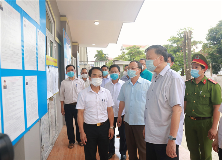 Bộ trưởng Tô Lâm cùng các đại biểu kiểm tra công tác bầu cử tại Nhà văn hóa thôn Lực Điền, xã Minh Châu, huyện Yên Mỹ, tỉnh Hưng Yên, ngày 10/5/2021 Bộ trưởng Tô Lâm cùng các đại biểu kiểm tra công tác bầu cử tại Nhà văn hóa thôn Lực Điền, xã Minh Châu, huyện Yên Mỹ, tỉnh Hưng Yên, ngày 10/5/2021