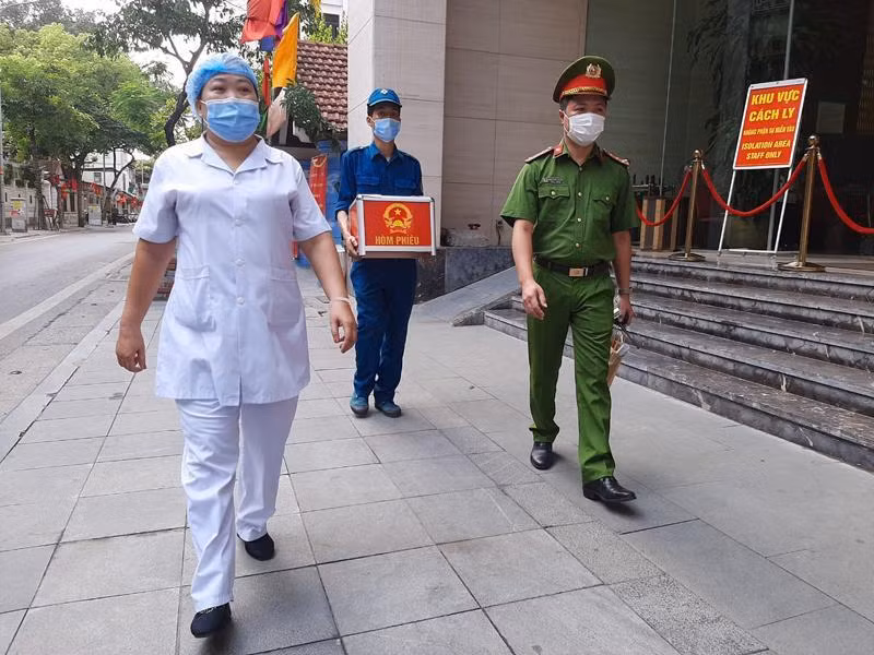 CAQ Hoàn Kiếm và cán bộ Y tế quận mang hòm phiếu đến nơi cách ly phòng dịch Covid-19 cho cử tri thực hiện nghĩa vụ công dân CAQ Hoàn Kiếm và cán bộ Y tế quận mang hòm phiếu đến nơi cách ly phòng dịch Covid-19 cho cử tri thực hiện nghĩa vụ công dân