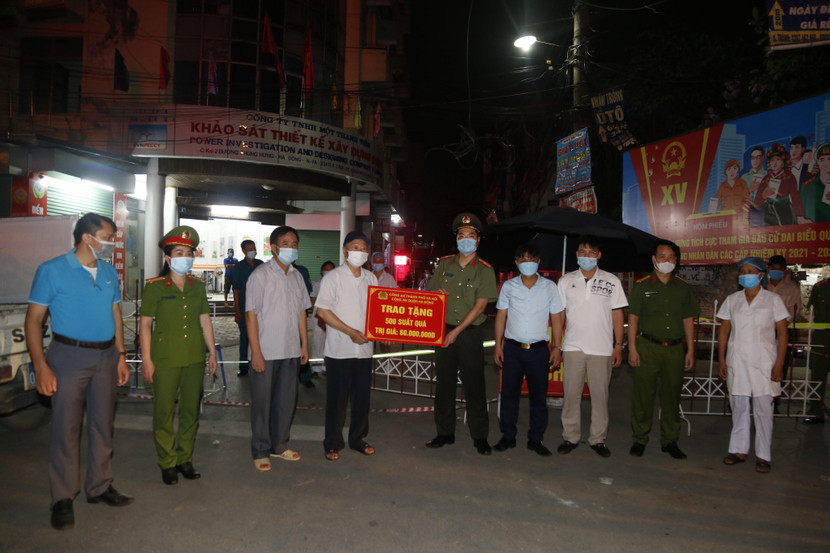 Công an quận Hà Đông tặng 500 suất quà với tổng trị giá 60 triệu đồng cho người dân 'xóm ung thư' trên địa bàn quận Công an quận Hà Đông tặng 500 suất quà với tổng trị giá 60 triệu đồng cho người dân 'xóm ung thư' trên địa bàn quận