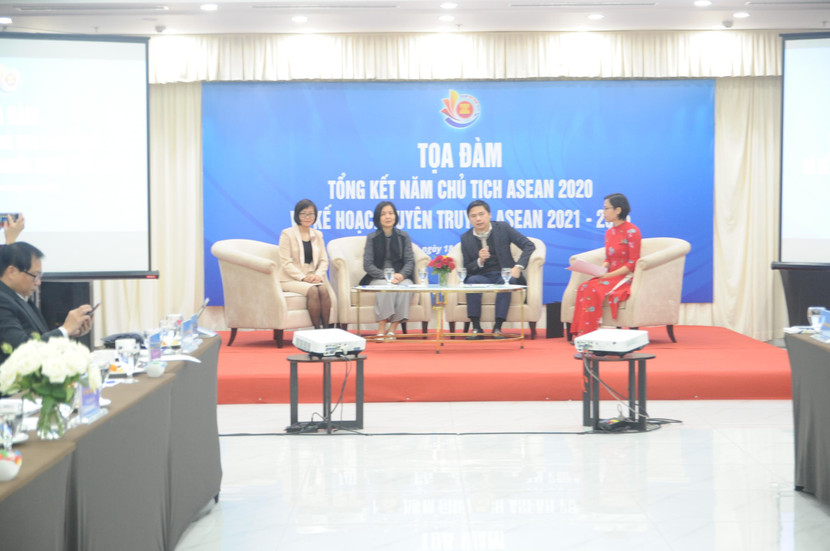 Các đại biểu trao đổi tại buôi tọa đàm Các đại biểu trao đổi tại buôi tọa đàm