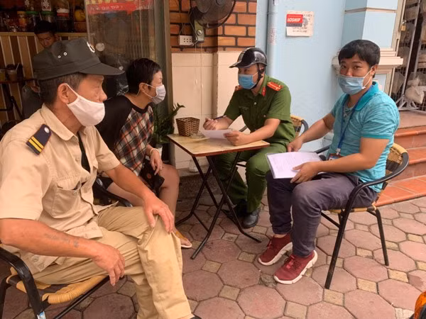 Tổ công tác Công an phường Văn Miếu đến từng hộ kinh doanh để tuyên truyền phòng ngừa dịch bệnh