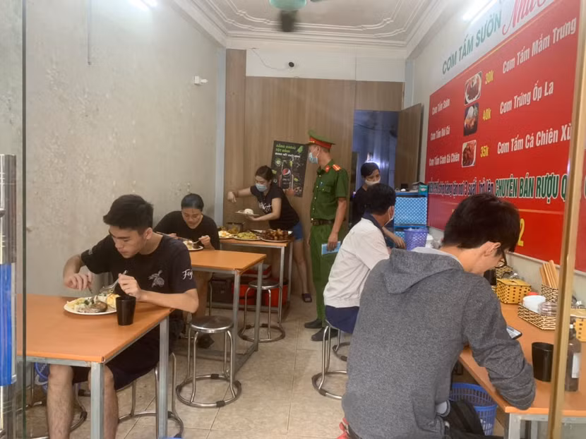 Công an quận Bắc Từ Liêm tuyên truyền hộ kinh doanh nhắc nhở khách đảm bảo khoảng cách an toàn
