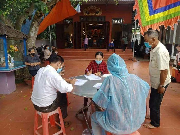 Đoàn kiểm tra lập biên bản vụ việc tụ tập đông người để cúng bái Đoàn kiểm tra lập biên bản vụ việc tụ tập đông người để cúng bái