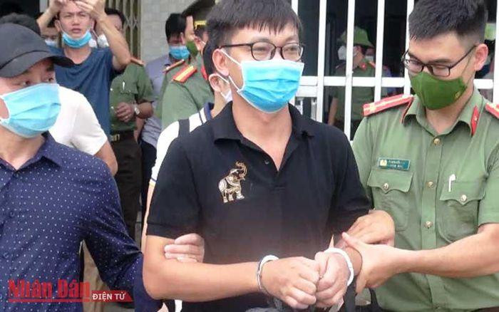 Lực lượng chức năng áp giải Bùi Văn Thuận Lực lượng chức năng áp giải Bùi Văn Thuận