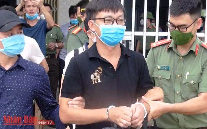 Lực lượng chức năng áp giải Bùi Văn Thuận