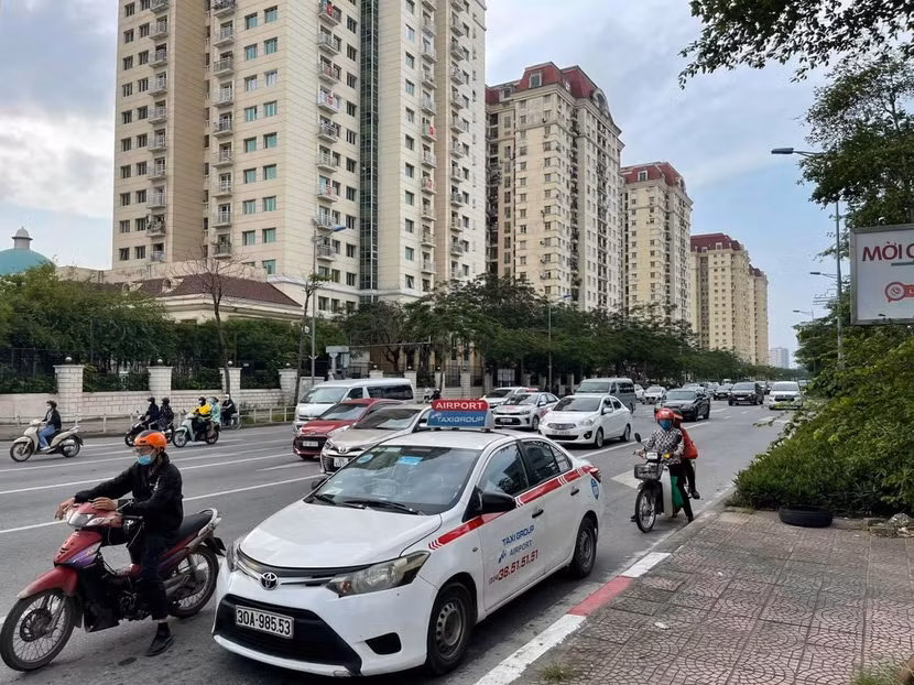 Ở chiều đường ngược lại, mật độ phương tiện đông hơn nhưng đường xá vẫn thông thoáng, không xảy ra ùn tắc