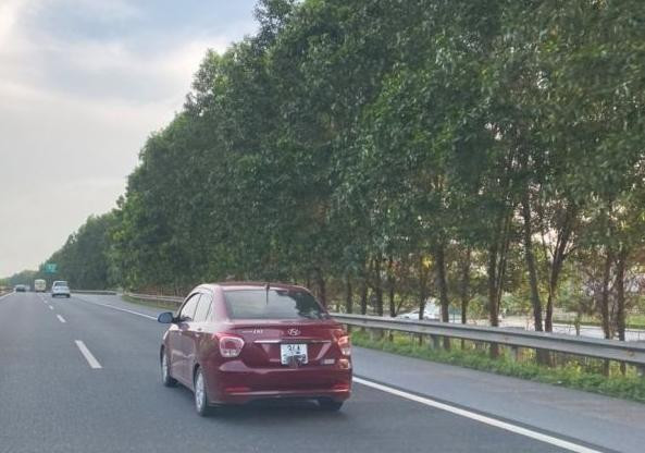 CSGT xử phạt lái xe che BKS trên cao tốc