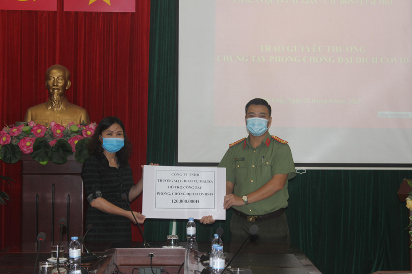 Trung tá Dương Tiến Bách, Phó trưởng CAQ Cầu Giấy đón nhận những tình cảm ủng hộ của các cấp, ngành, đơn vị để chuyển tới người dân, sinh viên đang gặp khó khăn trên địa bàn Trung tá Dương Tiến Bách, Phó trưởng CAQ Cầu Giấy đón nhận những tình cảm ủng hộ của các cấp, ngành, đơn vị để chuyển tới người dân, sinh viên đang gặp khó khăn trên địa bàn