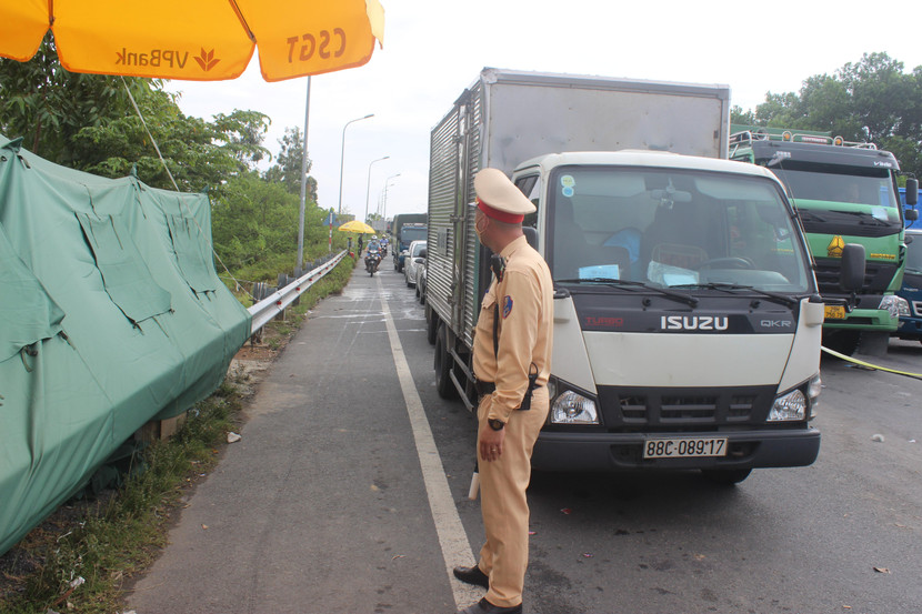 CSGT tạo luồng cho các phương tiện để đảm bảo an toàn, thông thoáng khi kiểm soát phương tiện chống dịch CSGT tạo luồng cho các phương tiện để đảm bảo an toàn, thông thoáng khi kiểm soát phương tiện chống dịch