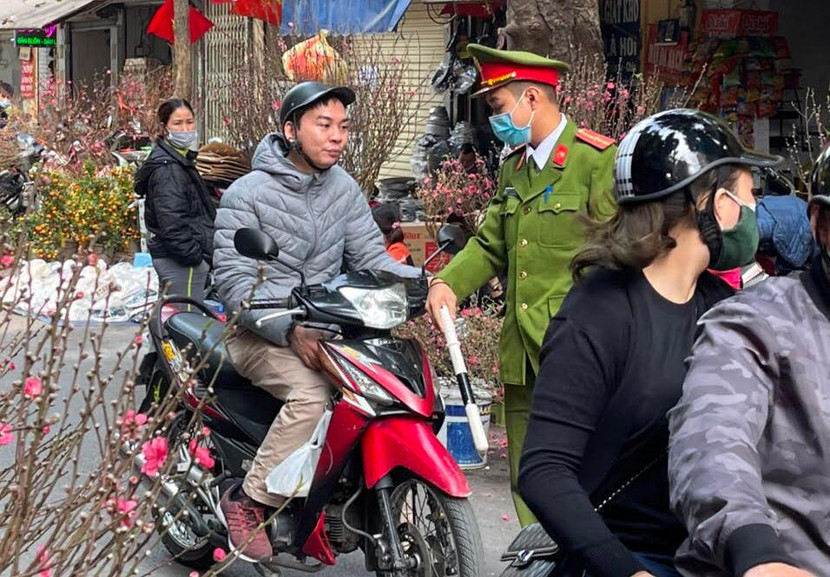 CAP và các đơn vị chức năng tăng cường xử lý những người dân không đeo khẩu trang phòng chống dịch Covid-19 trên địa bàn công cộng